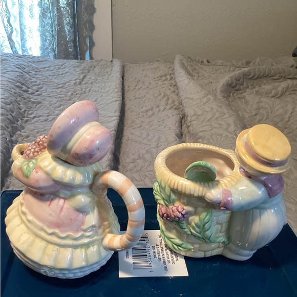 Creamer and sugar - Picture 2 of 2